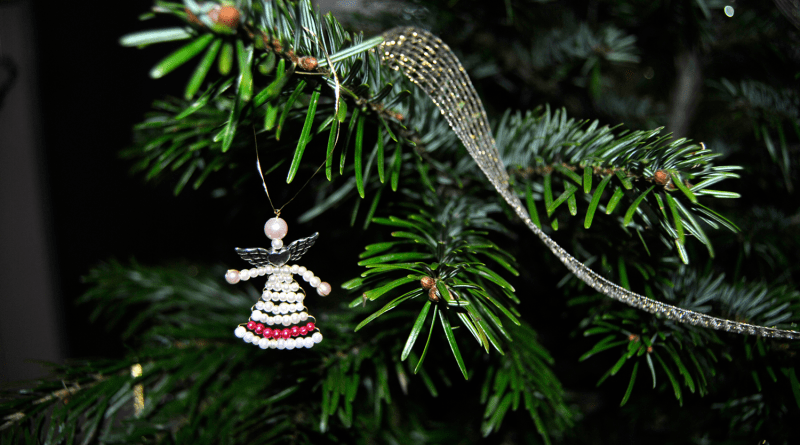 Engel basteln aus Perlen - DIY Weihnachtsdeko
